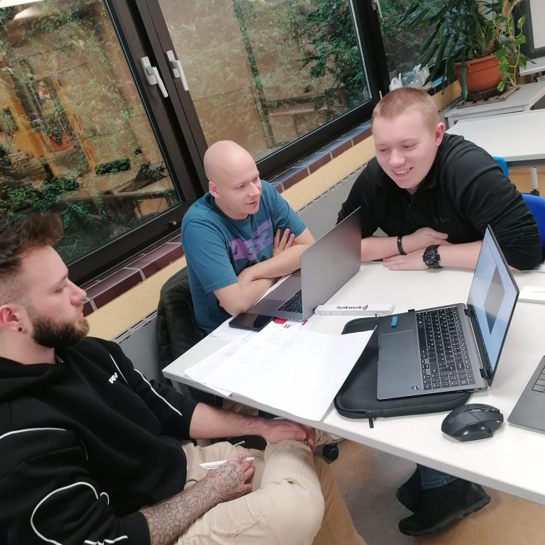 Hier siehst du unser Team bei der Arbeit an der Konstruktion von LoopExit – ein entscheidender Moment, in dem wir die Planungsphase abgeschlossen und den Grundstein für die Umsetzung gelegt haben. Von der Idee zur Realität, Schritt für Schritt!